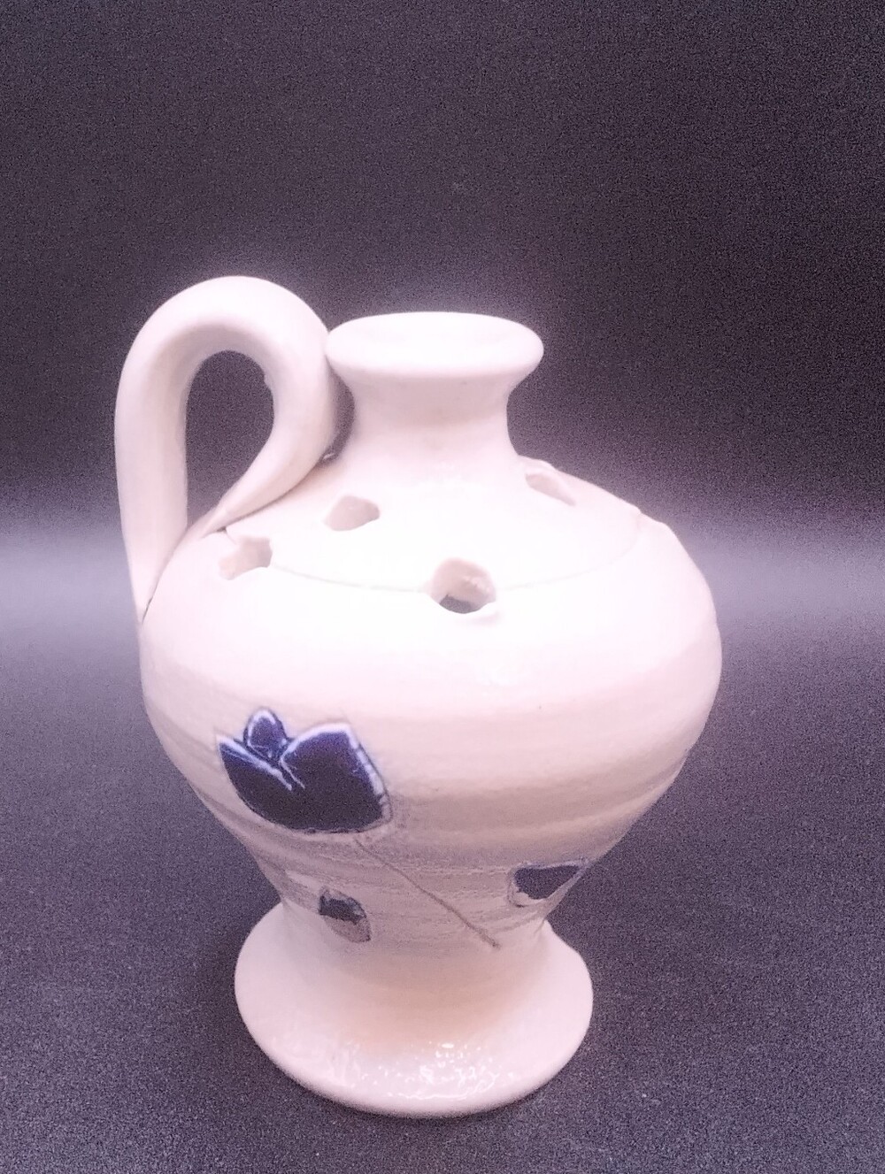 Williamsburg Salt Glaze Pottery Hand Painted Small 4.5 in. Blue Leaf Frog Vase